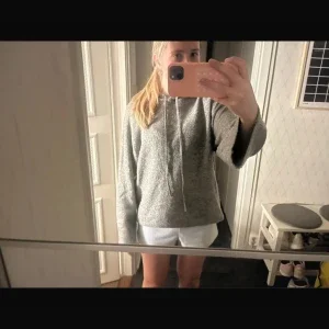 Grå fleecehoodie med snörning