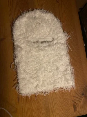 Vit fluffig mohair balaclava / skidmask