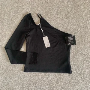 Nelly cut-out topp / one shoulder topp