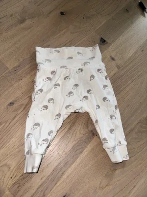 Vita byxor med igelkottsmönster