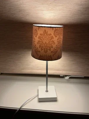 Bordslampa med mönstrad skärm