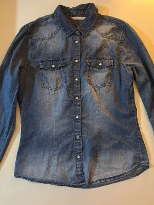 Blå jeansskjorta från ONLY