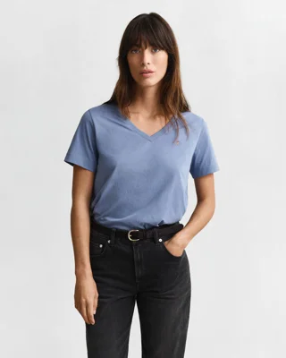 GANT - Shield t-skjorte med v-hals til dame faded denim