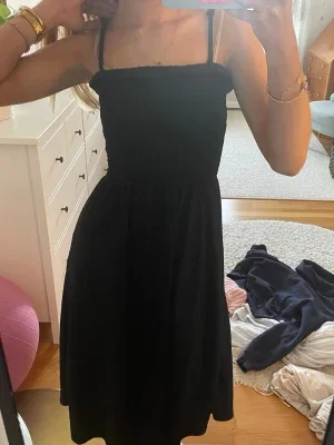 Svart midiklänning med smock