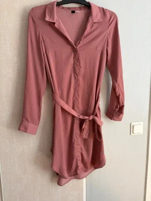 Rosa skjortklänning med bälte