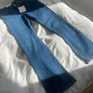 Mörkblå utsvängda jeans