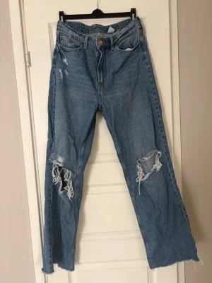 Blå ripped wide jeans från &Denim