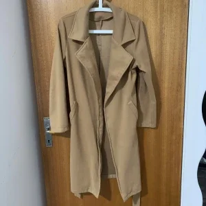 Beige kappa med bälte och krage