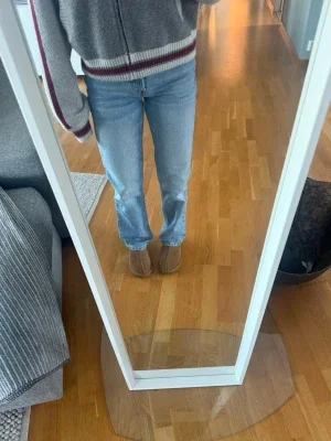 Blå raka jeans