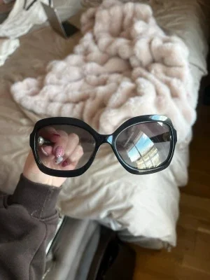 Svarta solglasögon från Chanel