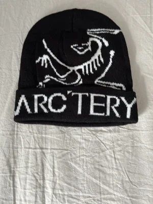 Svart mössa från Arc'teryx