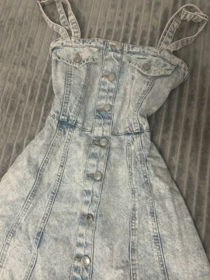 DENIM klänning