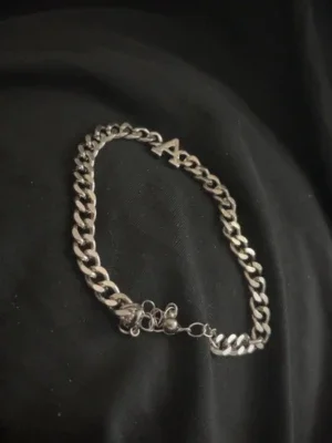Silverfärgat armband med bokstav A