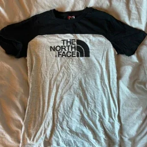 Grå och svart t-shirt från The North Face