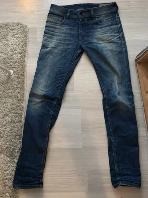 Mörkblå slim fit jeans diesel jeans
