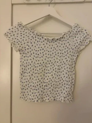 Vit blommig smockad topp
