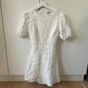 Vit kort klänning med broderade blommor