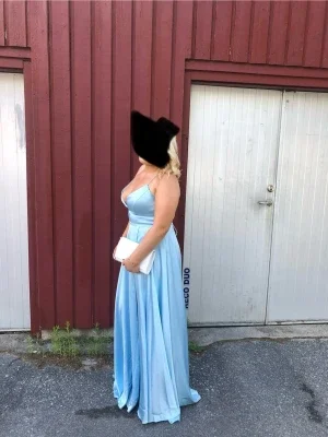 Ljusblå balklänning / aftonklänning – Dressroom Linen – Strl XL (44)
