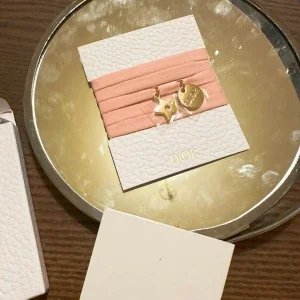 Rosa armband från Dior beauty med guldberlocker