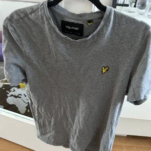Grå t-shirt från Lyle & Scott