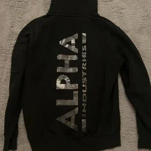 Svart hoodie Alpha Industries XS