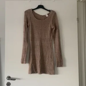 Beige stickad klänning från Vila