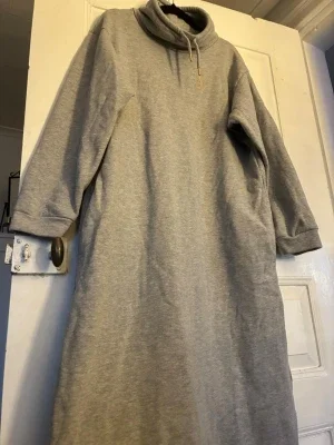 Grå sweatshirtklänning med polokrage