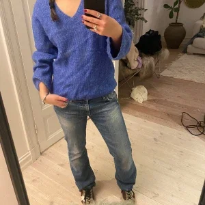 Blå stickad