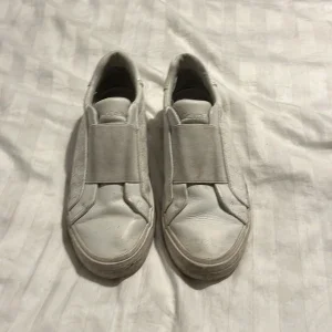 Vita slip-on sneakers Calvin Klein pris kan diskuteras