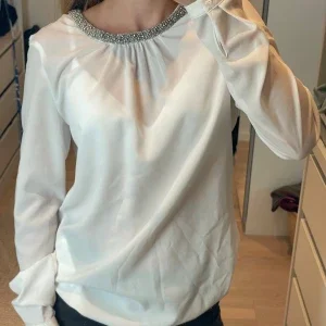 Supersöt vit blus med pärlkrage från Hallhuber