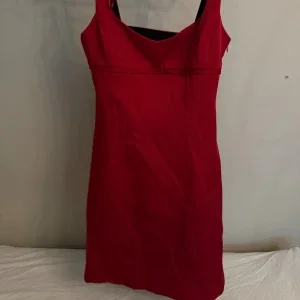 Röd satin klänning från Zara