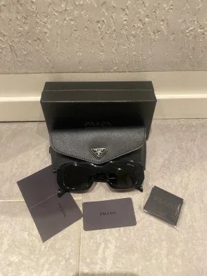 Prada solglasögon