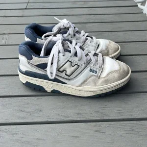 New Balance 550 vita och marinblå sneakers strl 36 (junior)
