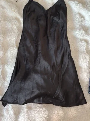 Svart satin slipklänning