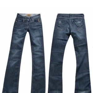 lågmidjade bootcut jeans