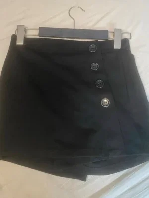 Svart kjol med inbyggda shorts