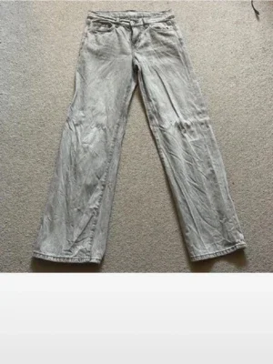 Gråa vida jeans med raka ben