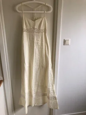 Vit lång klänning med spetsdetaljer