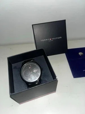Svart mesh-klocka Tommy Hilfiger