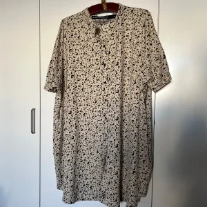 Beige leopardmönstrad klänning M