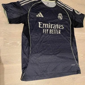 HELT NY Svart Real Madrid T-shirt 25/26