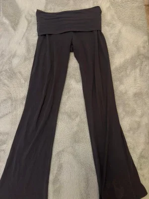 Svarta yoga pants från Gina Tricot