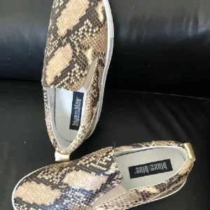 Slip-on skinn sneakers med ormmönster