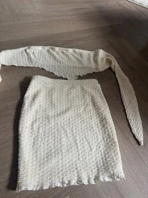 Vitt ribbat set med kjol och topp