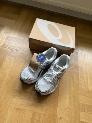 ASICS Gel-Kayano 14 silver metallic – storlek 44