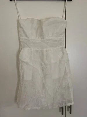 Vit kort sommarklänning