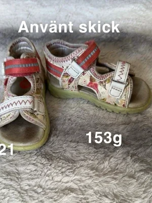 Blommiga sandaler med röda detaljer