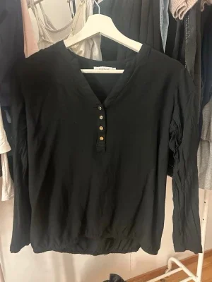 Svart blus med knappar