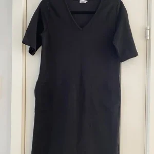 Svart klänning från Filippa K i strl S modell double face t-shirt dress i nyskick