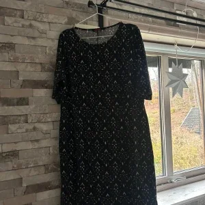 Svart mönstrad klänning Indiska XL